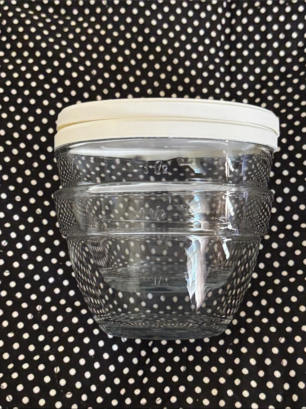 Like new! Pampered Chef Clear Glass Prep Bowls with White Lids - Set of 2